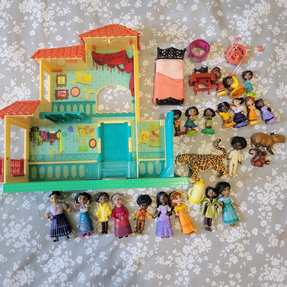 Disney Colorful Dollhouse with Figures and Accessories